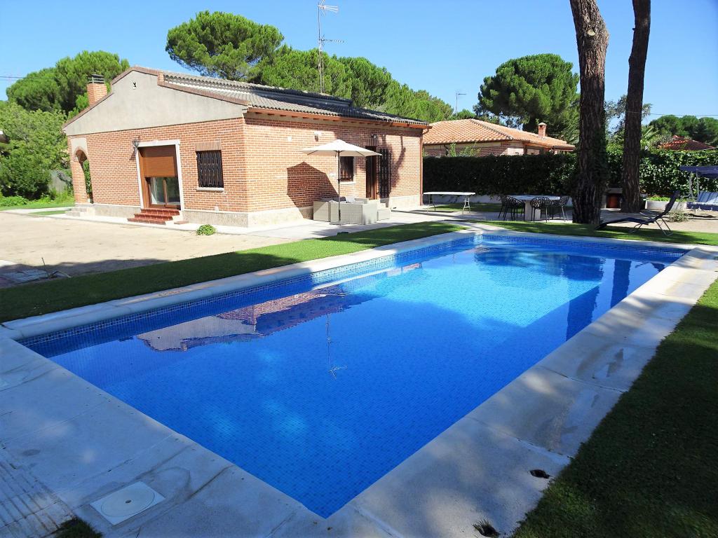 Chalet con piscina en parcela de 1270 m2 – Fincasol | Inmobiliaria