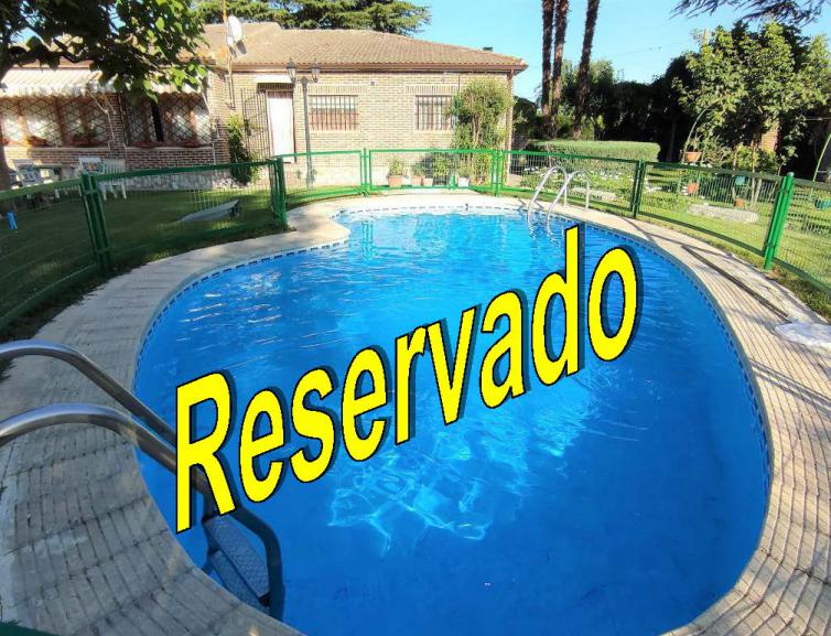 Chalet con piscina en Urbanización las Salinas