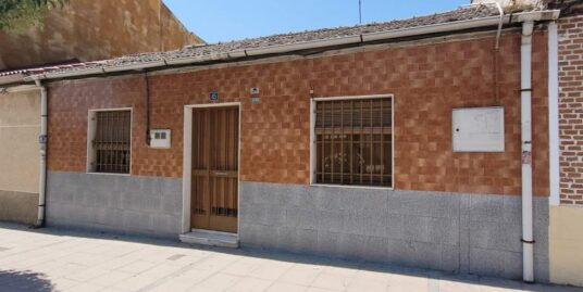 Casa con patio en parcela de 298 m2