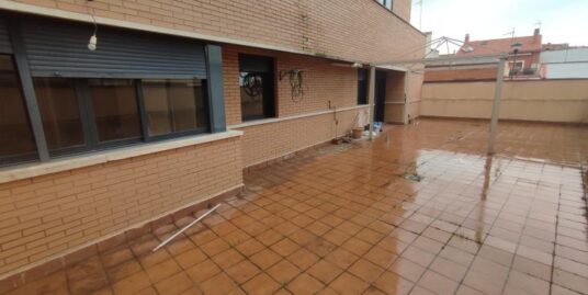 Piso seminuevo con patio de 74 m2
