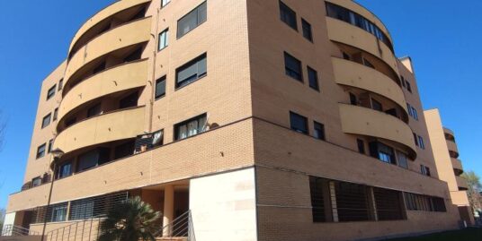 Piso seminuevo con garaje en Barrio de las Cañas