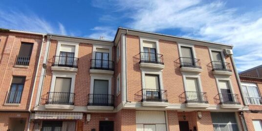 Piso seminuevo con patio , cochera y merendero en Carpio