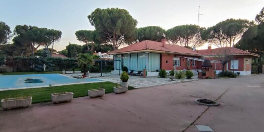 Chalet con piscina en parcela de 2.000 m2