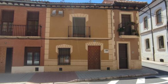 Casa de 2 plantas en el Centro de Nava del Rey (Valladolid)