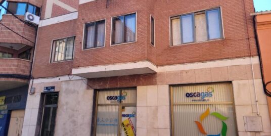 Edificio con piso y local en el centro de Medina