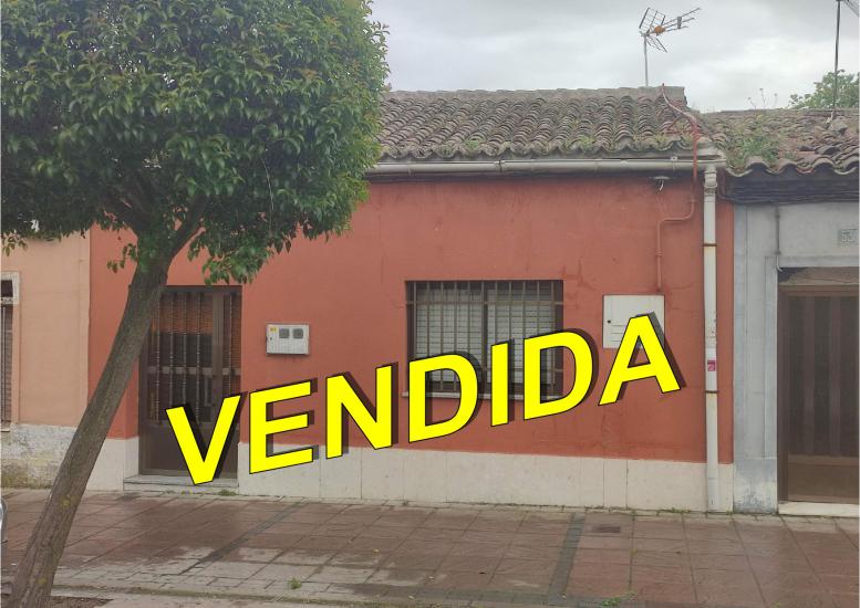 Casa de planta baja con patio en la Avda. Constitución