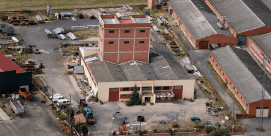 NAVE INDUSTRIAL CON AMPLIA PARCELA URBANA