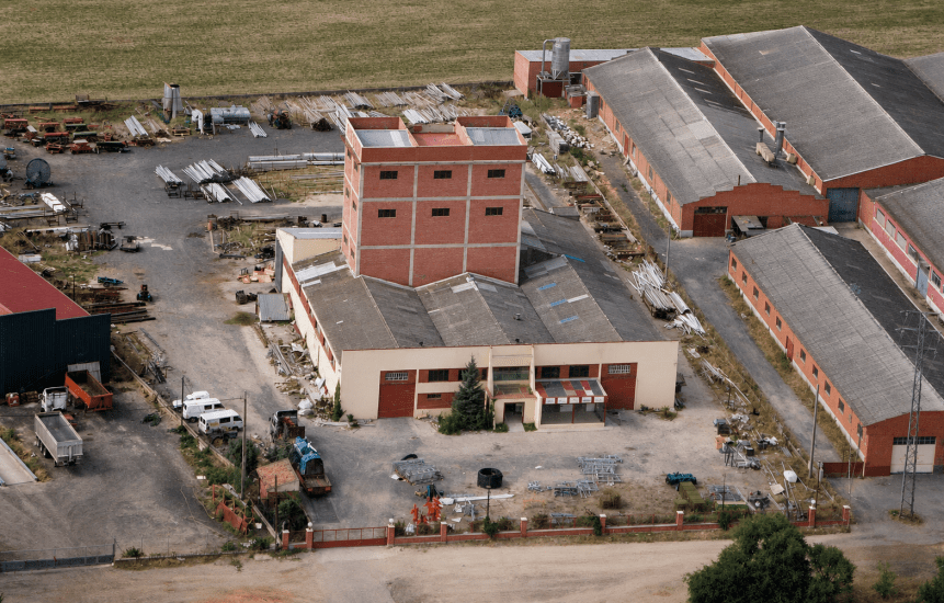 NAVE INDUSTRIAL CON AMPLIA PARCELA URBANA